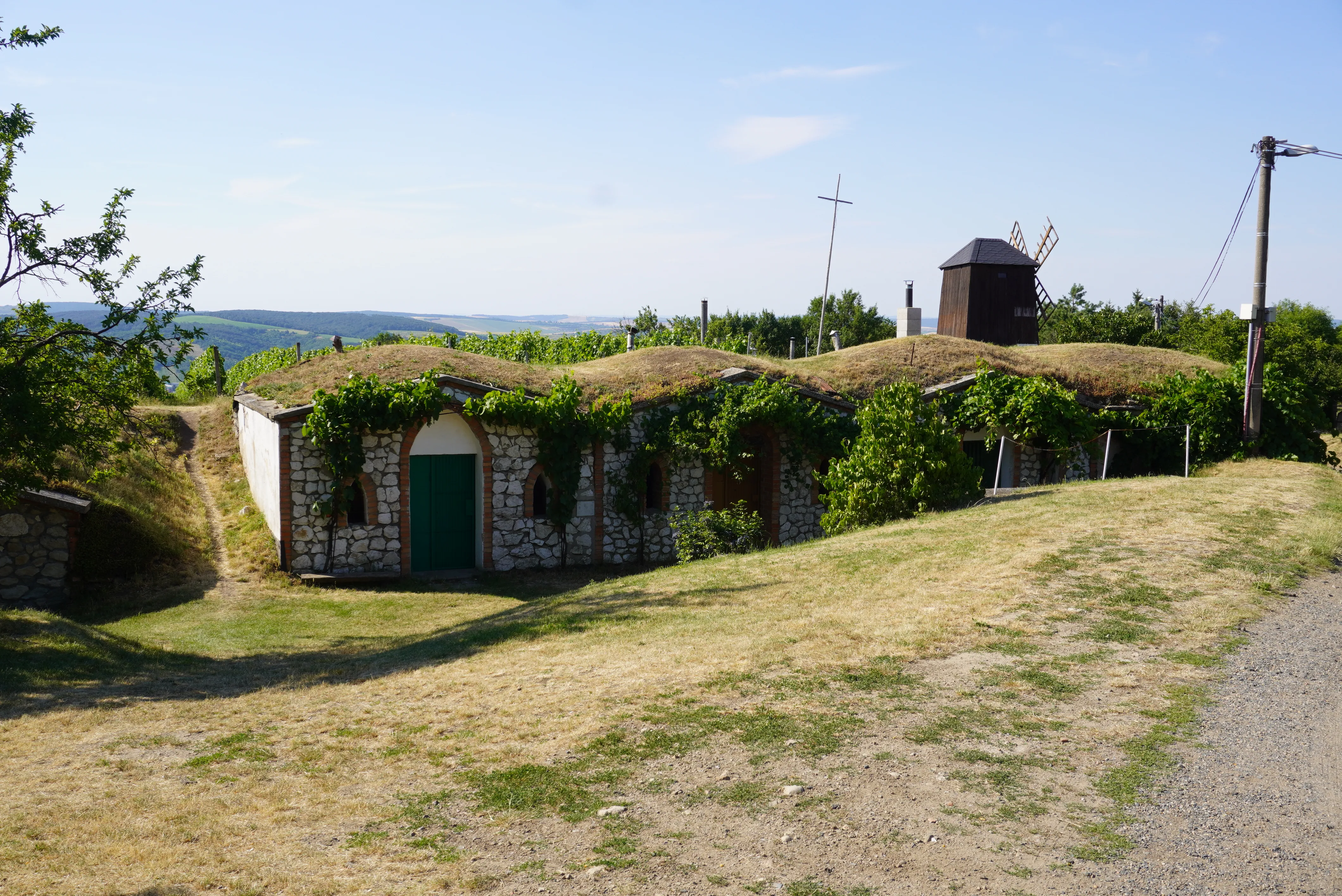 Panorama Vrbice — vinohrady a obec s kostelem sv. Jiljí